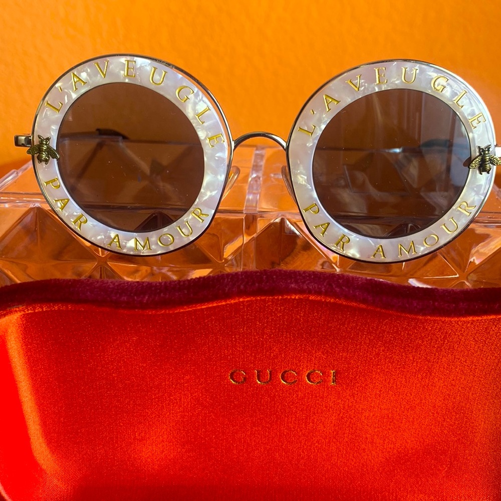 GUCCI L'AVEUGLE PAR AMOUR PEARL LINE DETAILING ROUND SUNGLASSES”